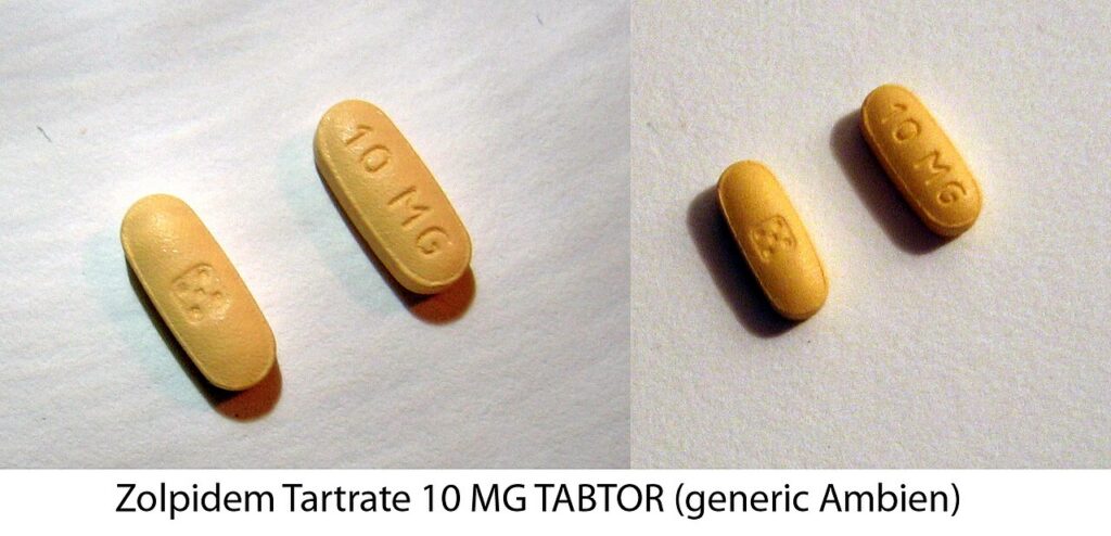 노란색 타원형 졸피뎀 정제의 양면을 나란히 보여주는 사진으로, 한쪽에 ‘10 MG’가 새겨져 있어요.